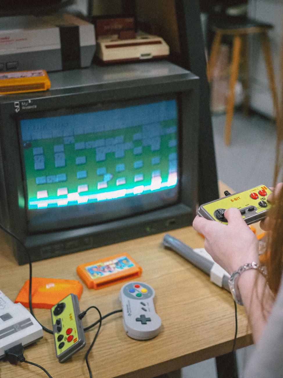 Jogando em console clássico com controle retrô